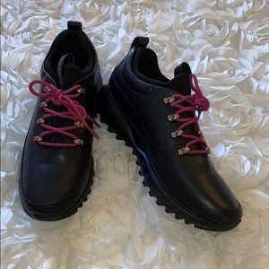 COLE HAAN Grand Explore black leather shoes. EUC